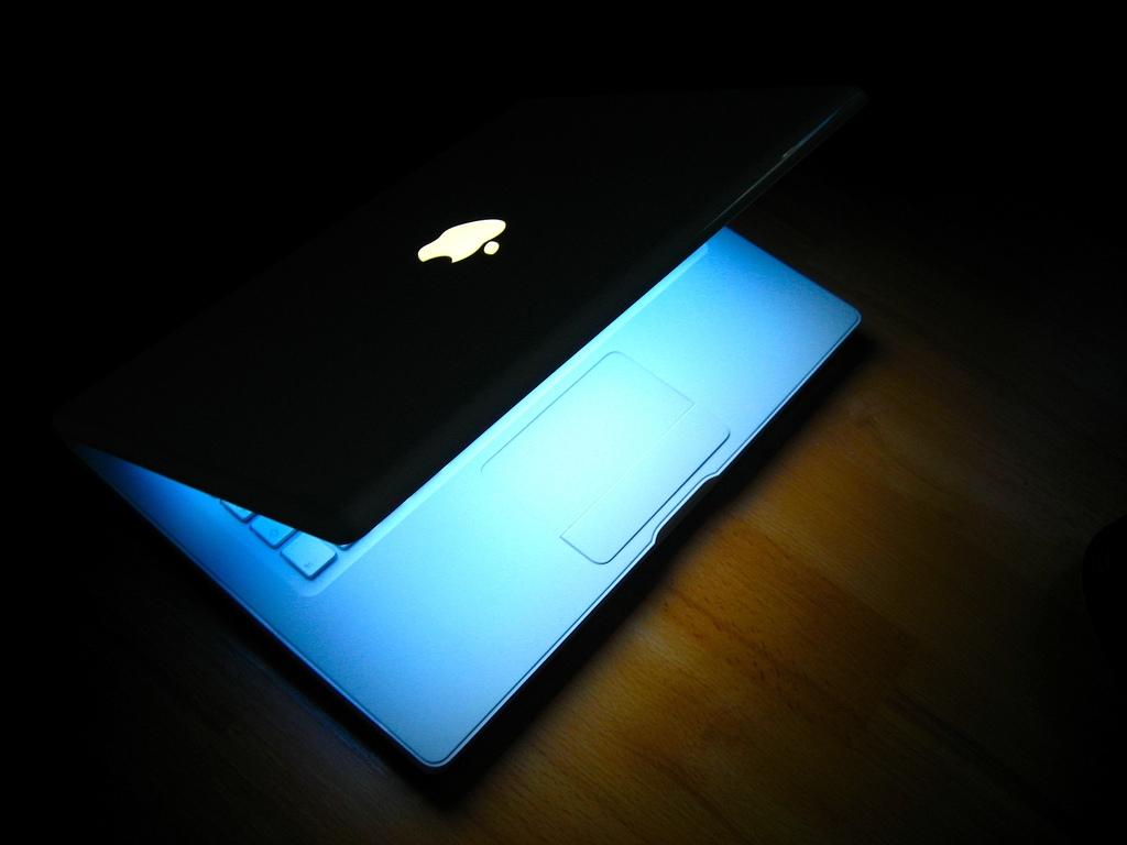 ипотпал apple apple-notebook-glowing-in-dark-djenan